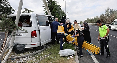 Minibüs kontrolden çıktı: 2 yaralı