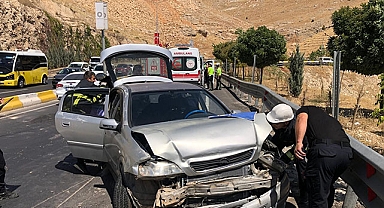 Otomobil demir bariyerlere çarptı: 6 yaralı