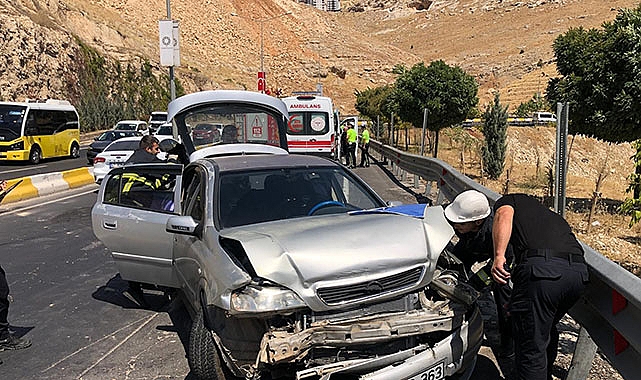 Otomobil demir bariyerlere çarptı: 6 yaralı