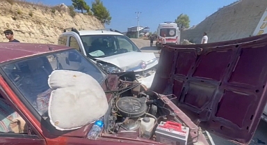 Otomobil ile hafif ticari araç kafa kafaya çarpıştı: 2 yaralı