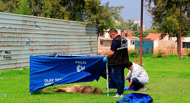 Parkta yarı çıplak halde cesedi bulundu