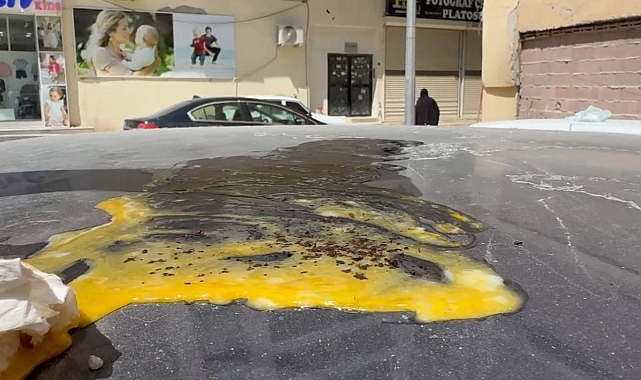 Şanlıurfa'da bir esnaf güneşin altında yumurta pişirdi