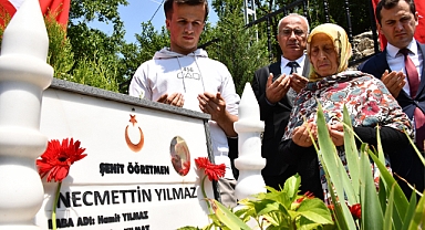 Şanlıurfa'da görev yapan şehit öğretmen kabri başında anıldı