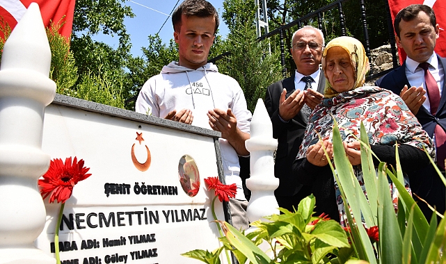 Şanlıurfa'da görev yapan şehit öğretmen kabri başında anıldı