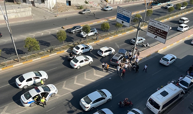 Şanlıurfa'da kontrolden çıkan araç refüje çarptı: 6 yaralı