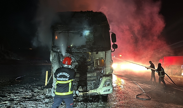 Siverek'te alevlere teslim olan elyaf yüklü tır kullanılamaz hale geldi