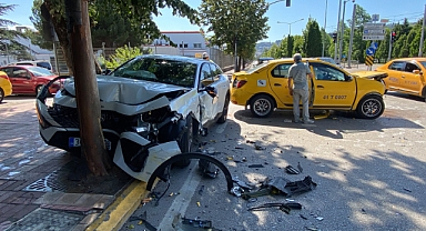 Ticari taksi ile otomobil çarpıştı: Yaralılar