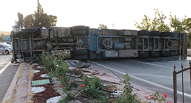 Tır yol ortasına devrildi, 4 araç bir birine girdi