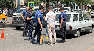 Trafikte husumetli şahısların silahlı kavgası güvenlik kamerasına yansıdı: 1 yaralı