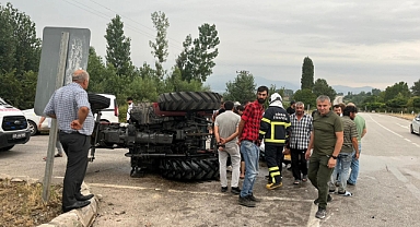 Traktör ile otomobil çarpıştı : 2 yaralı