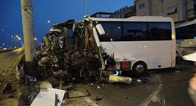 Turist taşıyan midibüs beton direğine çarptı: 1 ölü, 20 yaralı