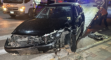 Uşak’ta iki otomobil çarpıştı: Yaralılar var