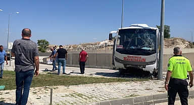 Burdur'da freni patlayan yolcu midibüsü otogar içine düştü: Çok sayıda yaralı