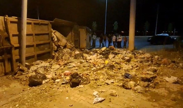 Diyarbakır’da virajı alamayan çöp kamyonu devrildi: 1 yaralı