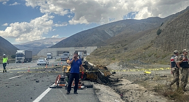 Erzincan’da 4 kişinin öldüğü kazanın nedeni tırın patlayan lastiği