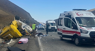 Erzincan’da tır ile otomobil çarpıştı: 4 ölü, 2 yaralı