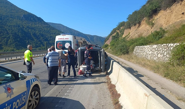 Hafif ticari araç beton bariyere çarptı: 3 yaralı