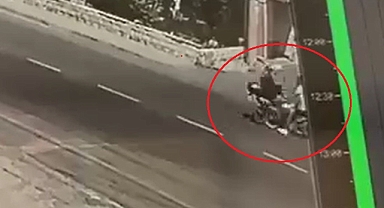 Hatay'da 2 motosikletin çarpışması güvenlik kamerasına yansıdı