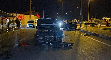 İki otomobil çarpıştı: 1 ölü, 5 yaralı
