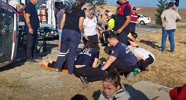 Minibüs ile otomobil çarpıştı: 1'i ağır 7 yaralı