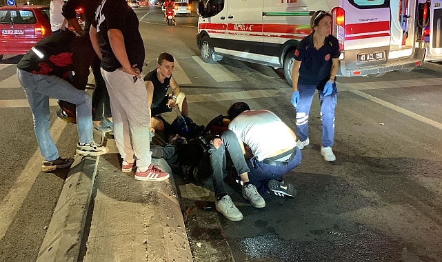 Motosiklet, kırmızı ışıkta bekleyen otomobile arkadan çarptı: 2 yaralı