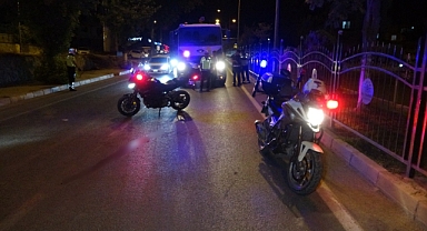 Motosiklet, önce otomobile sonra demir korkuluklara çarptı: 1 ağır yaralı