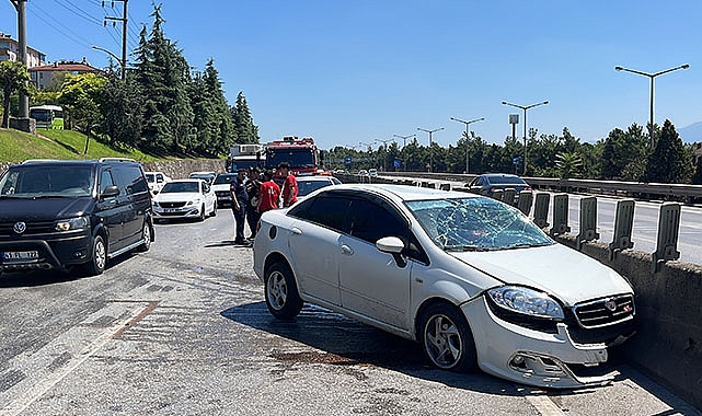 Otomobil refüje çarptı: 3 yaralı