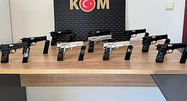 Otomobilin bagajında ruhsatsız tabanca ele geçirildi