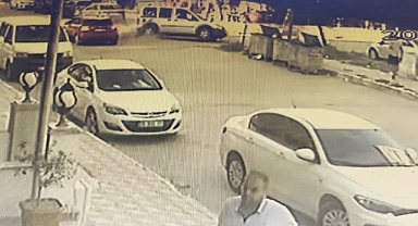 Otomobille çarpışan hafif ticari araç takla attı! O anlar kamerada