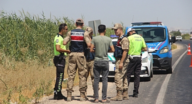 Şanlıurfa'da kanala devrilen kamyonetin sürücüsü yaralandı