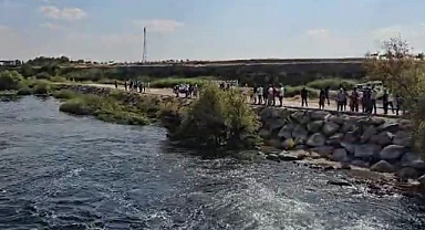 Serinlemek için Fırat Nehri'ne giren çocuğun cenazesi çıkarıldı