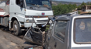 Tarsus'ta kamyon ile otomobil kafa kafaya çarpıştı: 1 yaralı