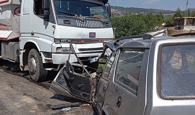 Tarsus'ta kamyon ile otomobil kafa kafaya çarpıştı: 1 yaralı