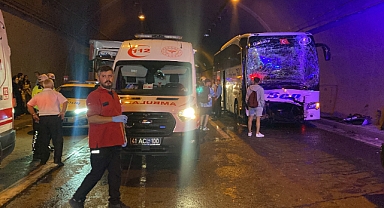 Tır, otomobil ve 2 otobüsün karıştığı kazada ortalık savaş alanına döndü: 15 yaralı