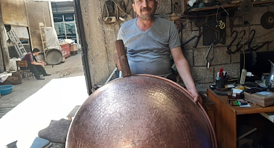 Yıllardır bakırdan lokum kazanları yapıyor