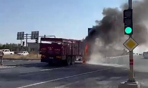 Şanlıurfa yol ayrımında kamyon yandı