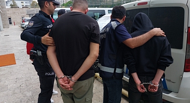 14 yaşındaki erkek çocuğuna etek giydirilmesine 8 gözaltı