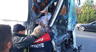 Afyonkarahisar'da yolcu otobüsü kamyona çarptı: 20 yaralı