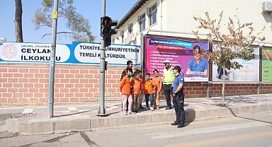 Ceylanpınar'da okul önünde hem eğitim hem de denetim