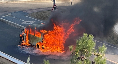 Diyarbakır'da park halindeki araç alevlere teslim oldu