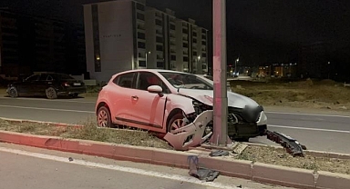 Elazığ’da otomobil aydınlatma direğine çarptı: 1 yaralı