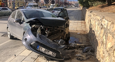 Elazığ'da otomobil bahçe duvarına çarptı: 1 yaralı