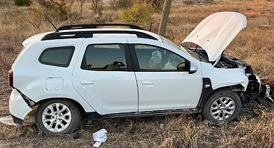 Elazığ’da otomobil şarampole yuvarlandı: 3 yaralı