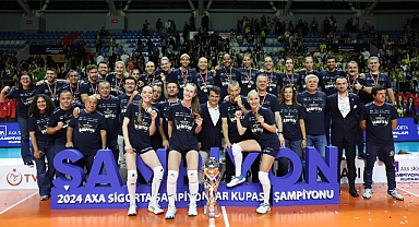 Fenerbahçe şampiyonluk kupasını kaldırdı