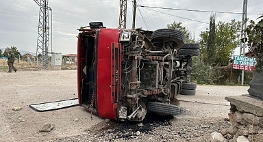 Freni boşalan kamyon duvara vurarak durabildi