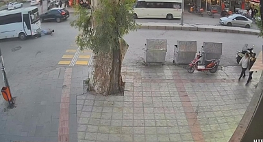 Hatay'da midibüs, bisikletliyi ezdi: O anlar kamerada