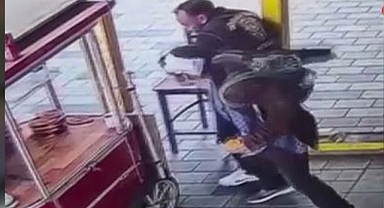 İstiklal Caddesi'nde polise bıçaklı saldırı! Saldırı anı kamerada