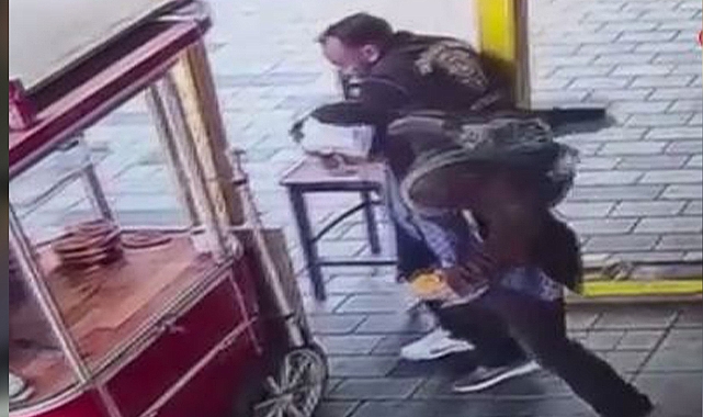 İstiklal Caddesi'nde polise bıçaklı saldırı! Saldırı anı kamerada