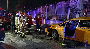 Kırmızı ışık ihlali yapan taksi otomobille çarpıştı: Çok sayıda yaralı