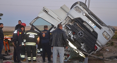 Konya'da kontrolden çıkan tır devrildi: 2 yaralı